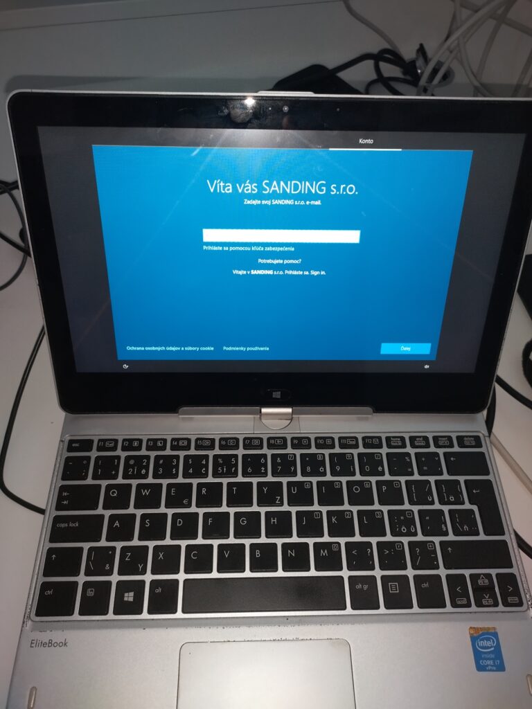 Úvodná obrazovka inštalácie Windows pri použití technológie Windows Autopilot.